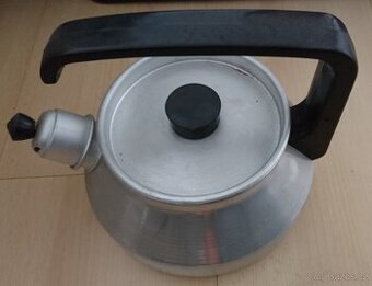 Hliníková konvice na čaj