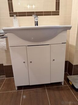 Koupelnová skříňka s umyvadlem a baterií