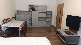 Skříňky z obývací stěny pěkné všechno 650Kč TV stolek 500Kč