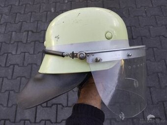 Stará německá hasičská helma ve tmě svítí, flurescenčni - 1