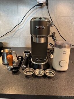 Pákový kávovar DeLonghi s mlýnkem na kávu