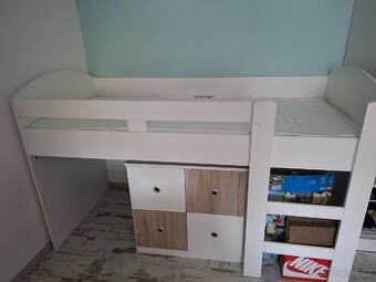 Dětská vyvýšena postel včetně matrace a komody