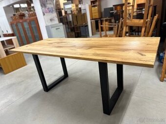 Stůl v industriálním stylu