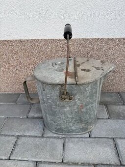 Pěkná starožitná konev na vodu a olej