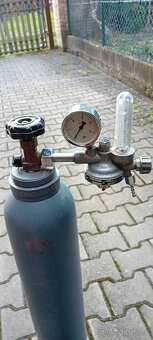 Prodám starší láhev na CO2, včetně ventilů