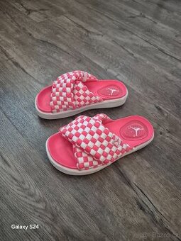 Pantofle Jordan velikost 38