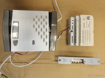 Díly domovního telefonu Alcad (dveřní jednotka, zdroj, zámek