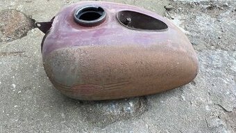 povrchově olezlá nádrž