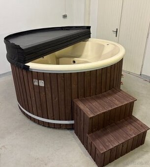 Hot tub/ koupací káď/ vířivka/ koupací sud
