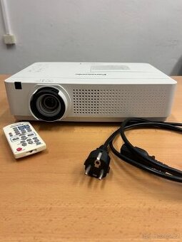 Projektor PANASONIC PT-VX400 s ovladacem