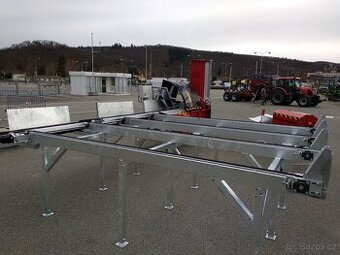 Podávací stůl ke štipacímu atomatu na dřevo