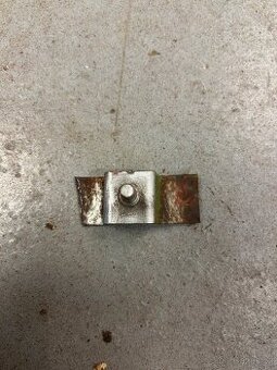 Škoda 110r - úchyt pro vzpěru přední kapoty