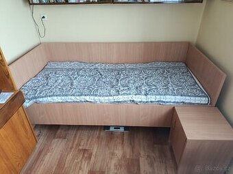 Postel vyvýšená 90x200 s nočním stolečkem