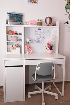 Psací stůl Micke (Ikea)