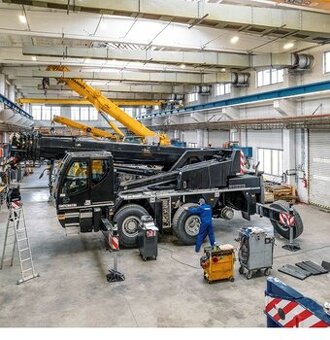 Ruční mytí strojů - mobilní jeřáby Liebherr - Mělník