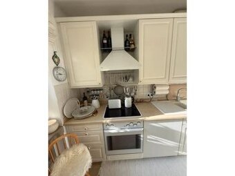 Venkovská bílá linka z masivu s vestavěnými spotřebiči,5495