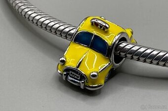 Stříbrné autíčko taxi