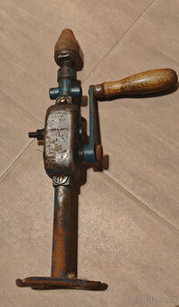 starožitná ruční vrtačka