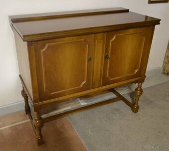 Dubová, rustikální komoda s chladničkou a barem.