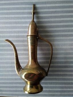 Mosazná orientální zdobená konvice. Indie ruční práce.