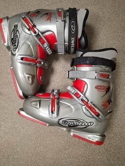 Lyžařské boty. Lyžáky skelet 297