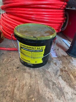 Zbytky ze stavby gumoasfalt, cement, podlahové topení