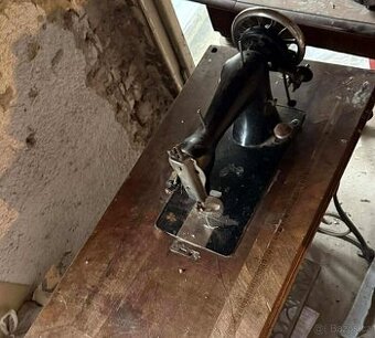 Šlapací šicí stroj