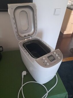 Domácí pekárna prodám.