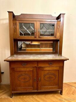 Příborník s mramorovou deskou