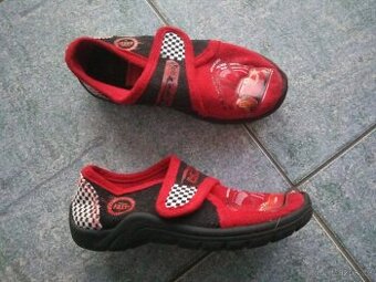 Chlapecké oblečení, pastelky,bačkory, úložný box, pytel