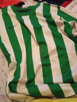 zelený fotbalový dres