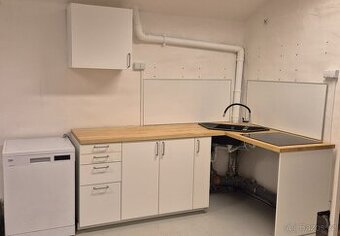 Kuchyňská linka s myčkou, varnou deskou a ledničkou