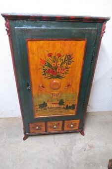 Malovaná skříňka po celkové starší renovaci