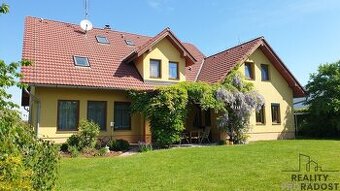 Jeden dům, mnoho scénářů – velkorysých 395 m² Jesenice u Pra