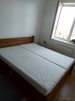 Manželská postel z masivu