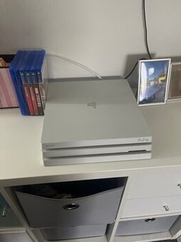 🎮 PS4 Pro – bílá + ovladač + 6 her