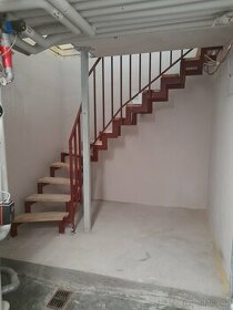 Ocelové schody pravé, tvar L, výška 287 cm