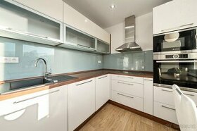 Prodej slunného bytu 4+1 se dvěma lodžiemi, 83,5 m2 - Jablon