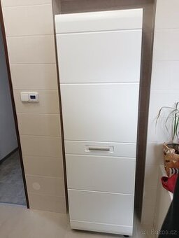 Bílá skříňka s 6ti poličkami