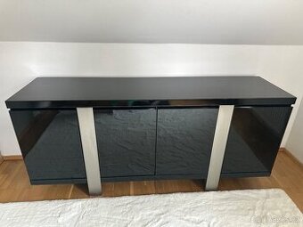Moderní černá lesklá komoda – jako nová, 190 × 50 × 85 cm
