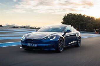 Řidič Bolt Uber Tesla model S - tankování zdarma