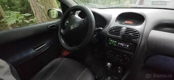 Bílý Peugeot 206 náhradní díly