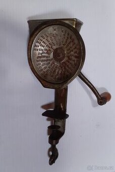 Starý mlýnek na strouhanku