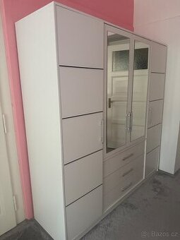 Šatní skříň se zrcadlem