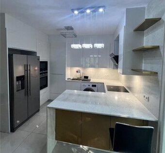 Moderní kuchyně v bílém lesku KARIN