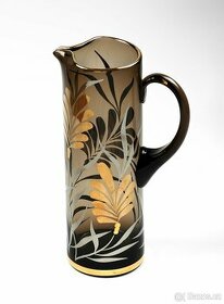 NÁDHERNÝ DŽBÁN , TMAVÉ SKLO , ZLACENÝ