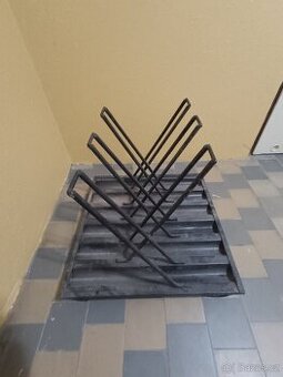 Prodám starý kovový stojan na 6 kol.