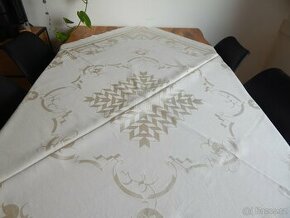 Krásný damaškový ubrus s monogramem MP - 155 x 157