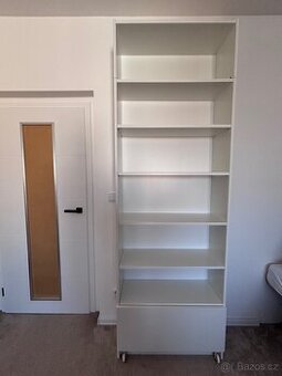 Knihovna Billy s nástavcem a zásuvkou