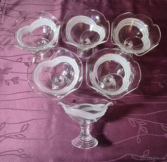 Skleněná miska na servírování